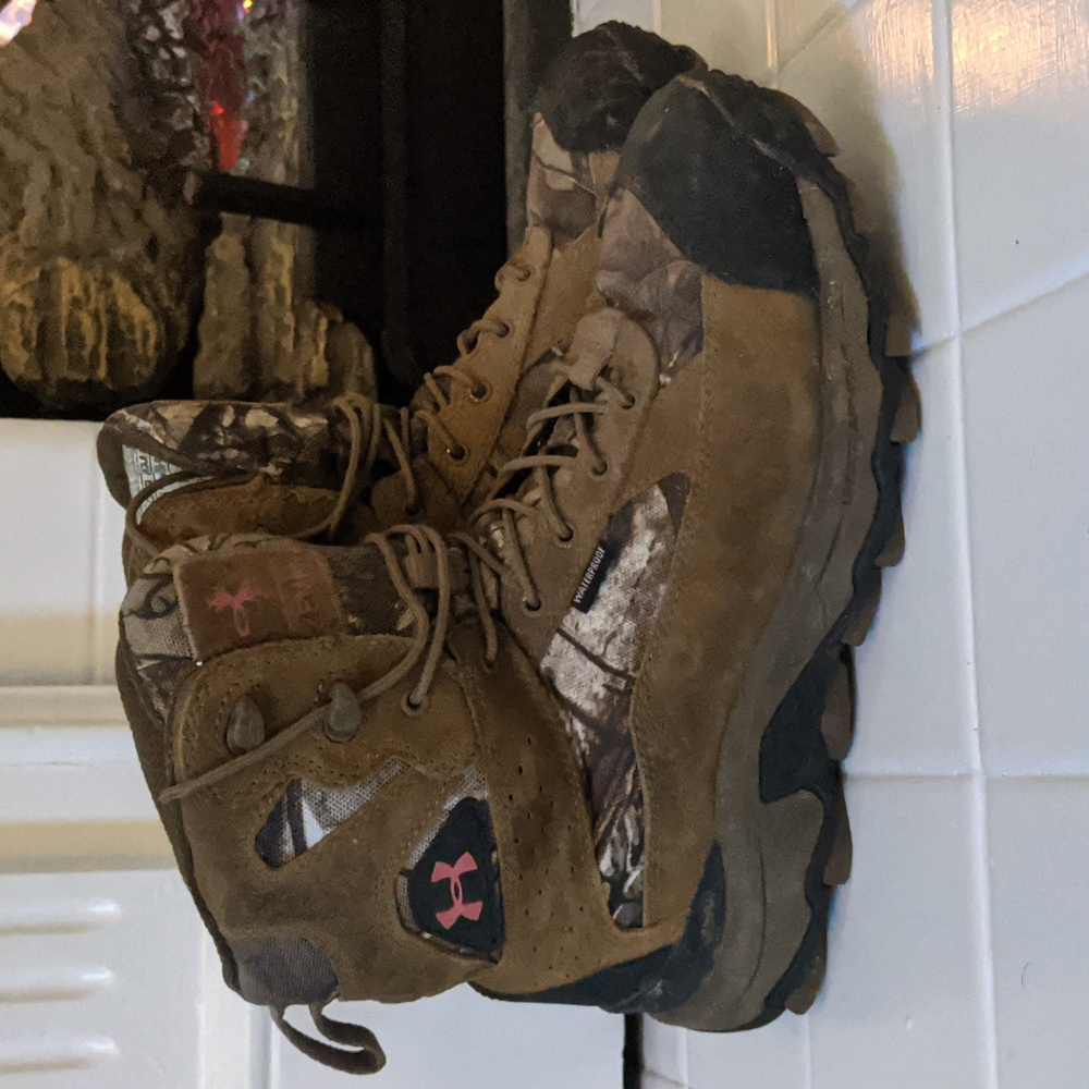 Under Armour Bozeman women's waterproof camo hiking boots size 8.5